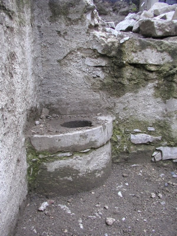 Latrine der historischen Zelle