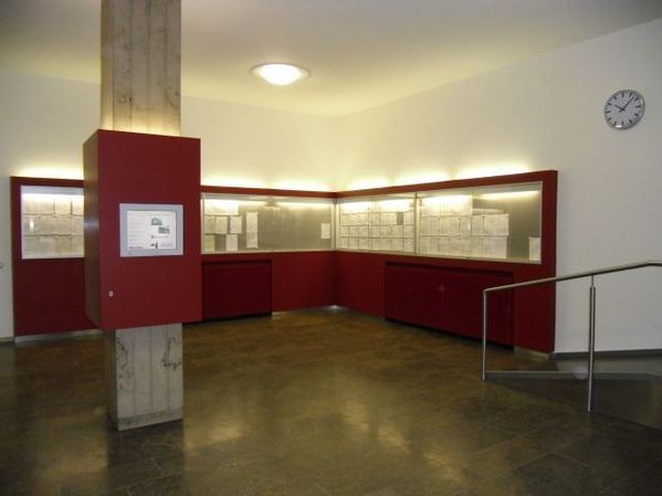 Eingangsbereich mit Gerichtstafel und Infoterminal